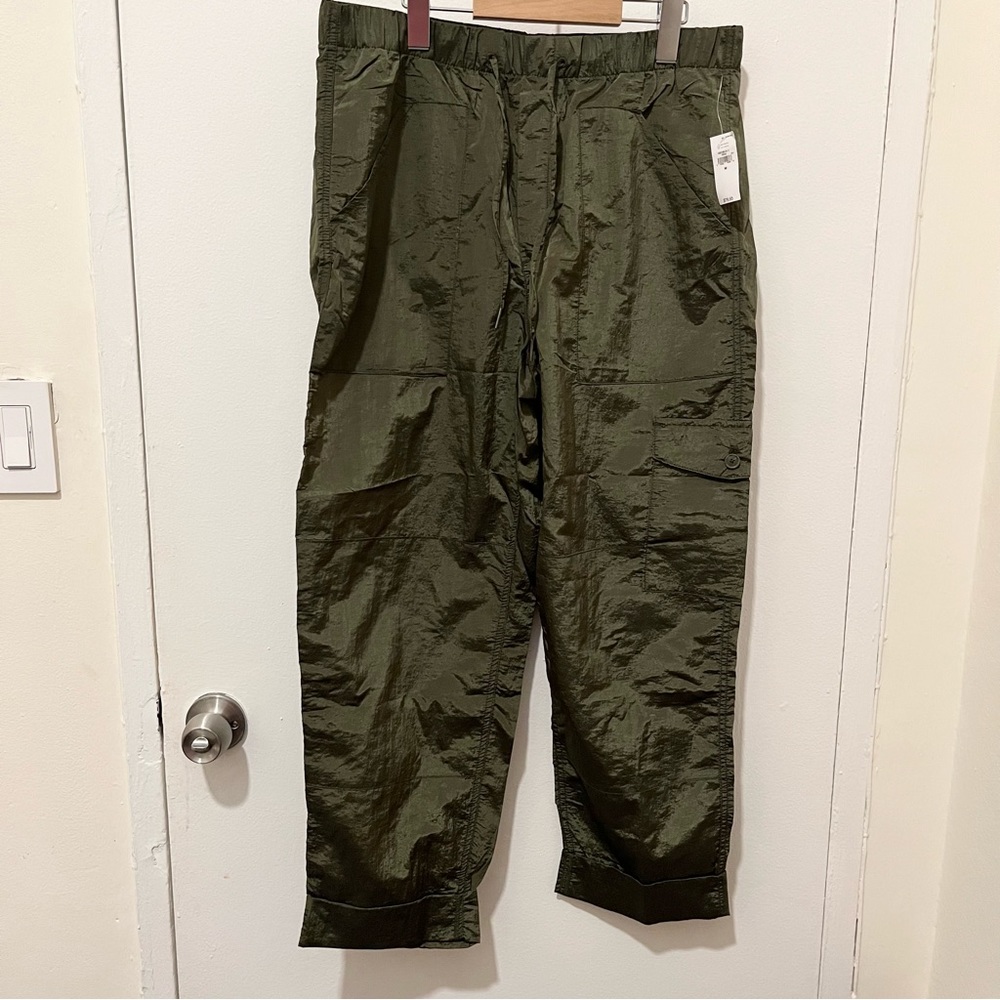 NWT GAP 90’s style pants shiny olive medium